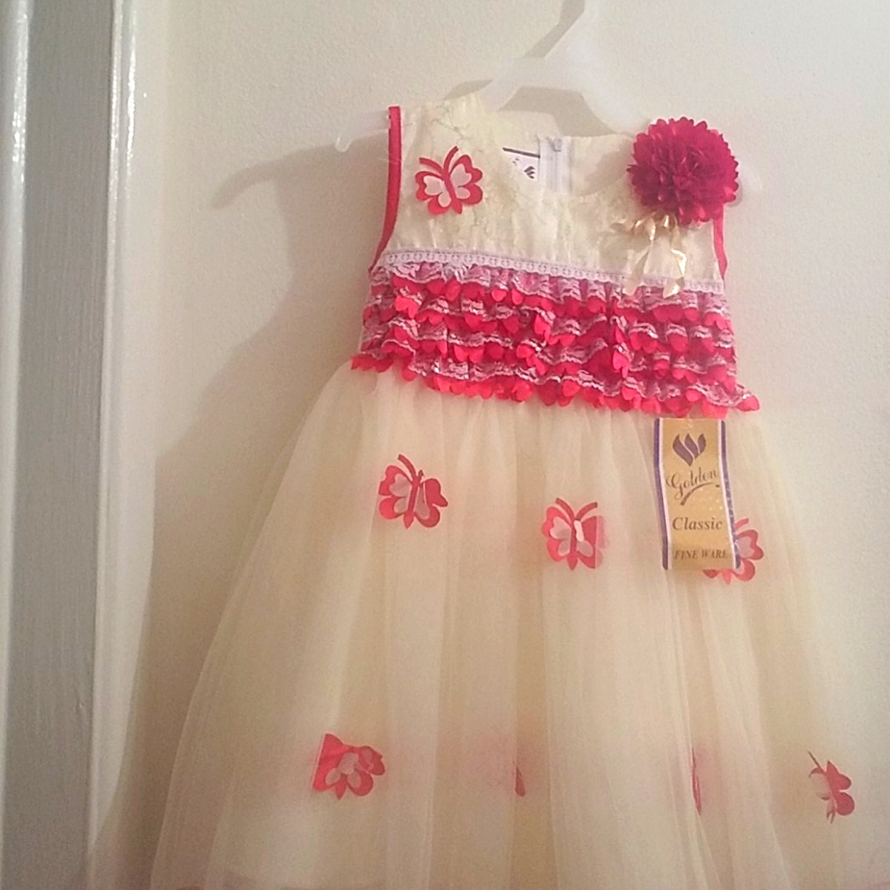 Dress with pair and sleeve touch